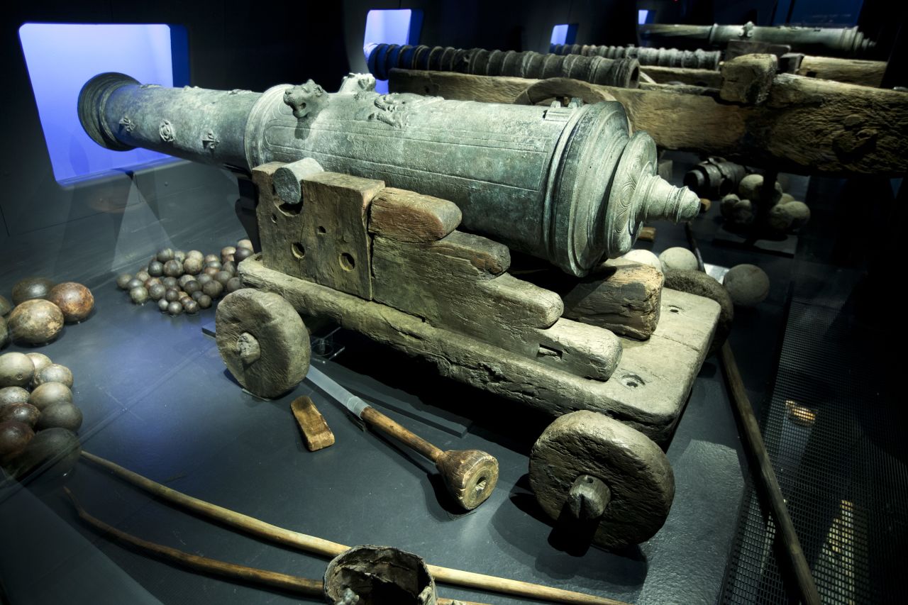  A cannon recovered from the wreck reminds the visitors of the original role of the warship.
