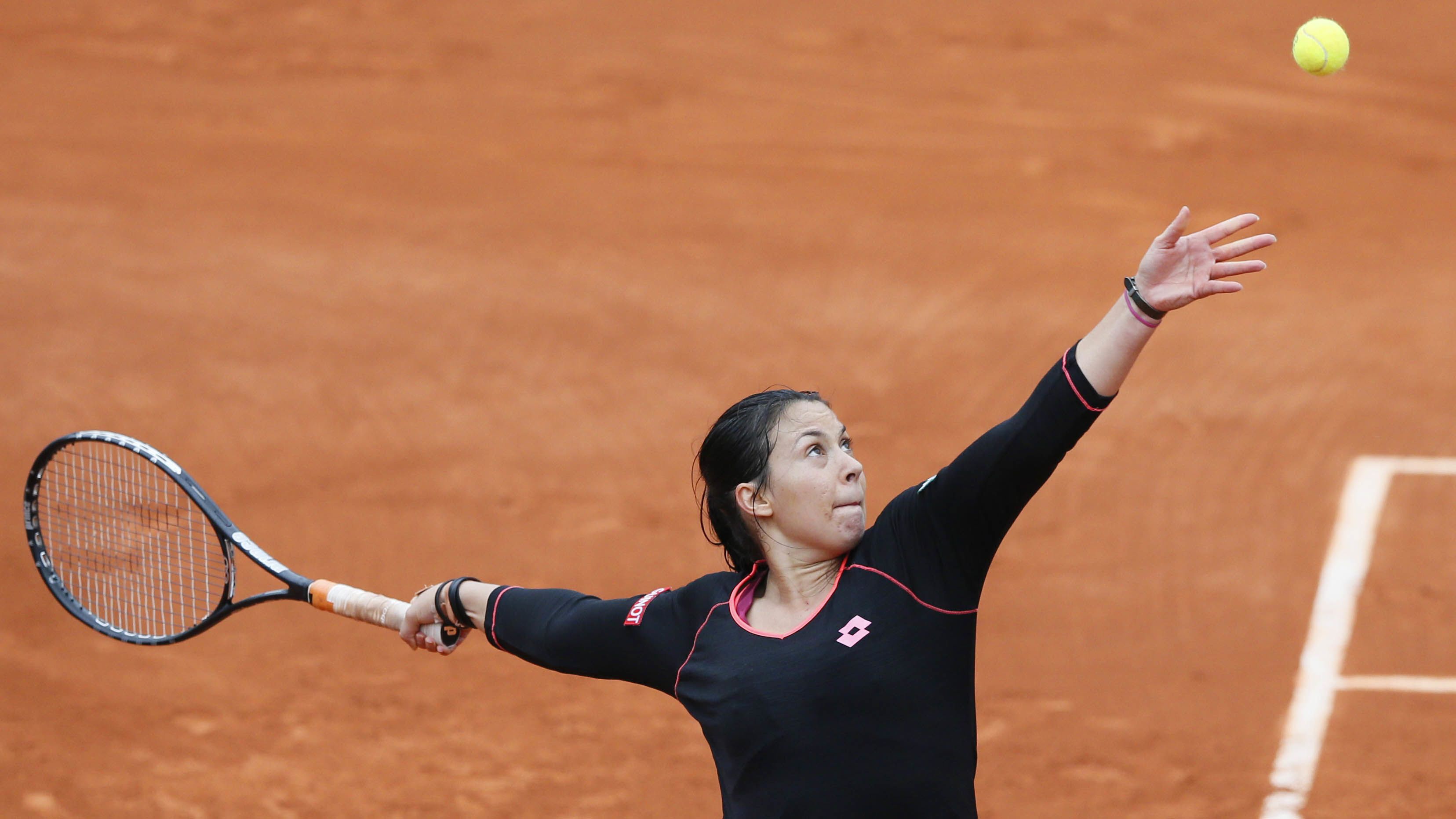Bartoli also developed a distinctive serving style. She reached the semifinals on the red clay of Roland Garros at the 2011 French Open.