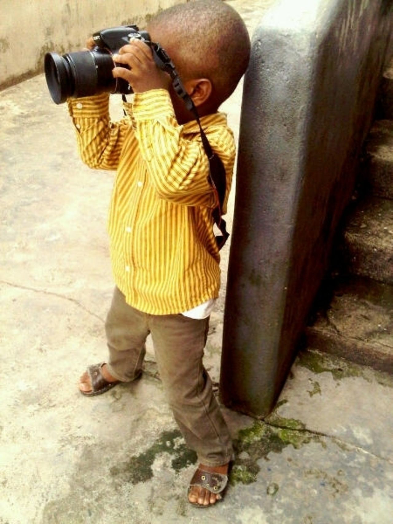El talentoso niño disfruta capturar paisajes, retratos y la vida cotidiana de Lagos, Nigeria.