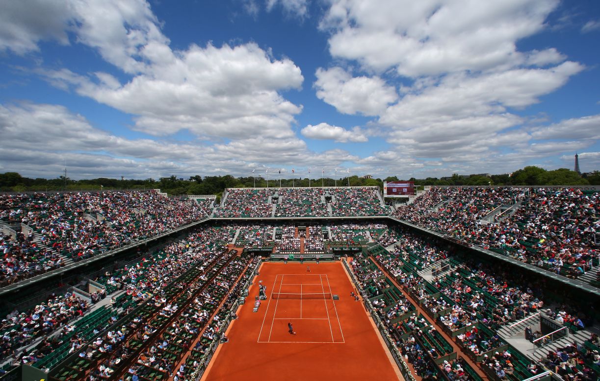 The crowd watches Williams and Vinci play on June 2.