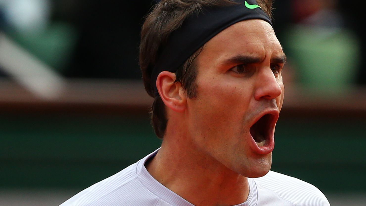 Roger Federer is through to the last eight at the Halle Open, Germany.