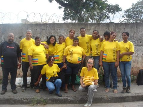 The artists and <em>catadores</em> of the ASMARE cooperative pose together in the Brazilian city of Belo Horizonte. Front right is Mauricio Soares, co-ordinator of the organization's art program.