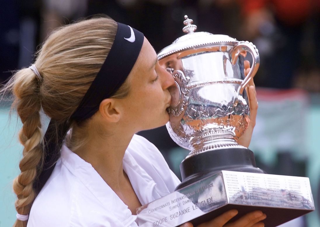 Mary Pierce was the last Frenchwoman to hold the Coupe Suzanne Lenglen for the winner of the Paris grand slam when she triumphed at Roland Garros in 2000. 