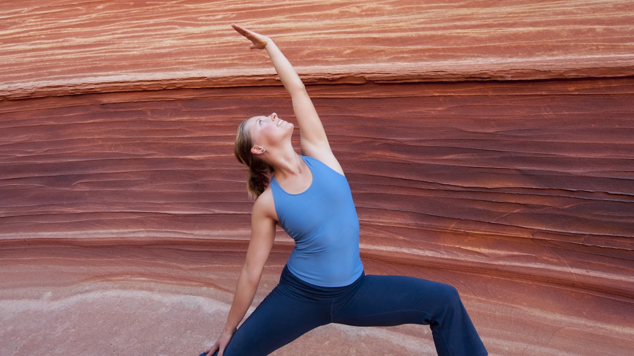 Durante una clase promedio de yoga puedes quemar entre 100 y 300 calorías cada media hora. Al incorporar algunas de tus posiciones favoritas de yoga en tu vida sexual definitivamente vas a aumentar las calorías que quemes.