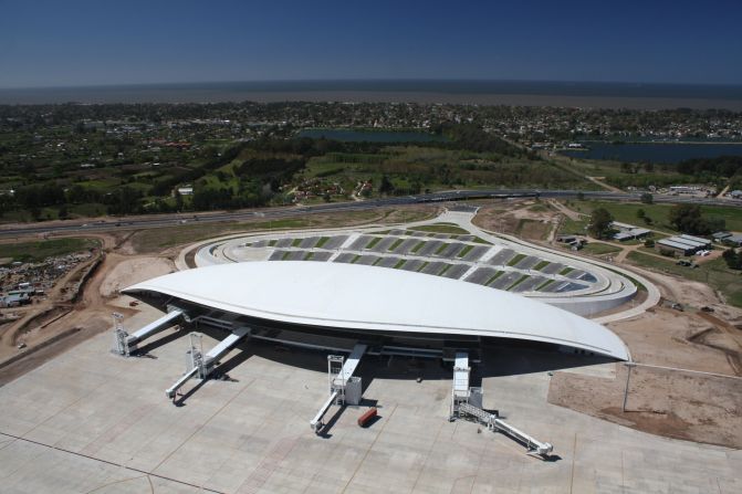 Architect Rafael Vinoly is responsible for the swooping design of Aeropuerto de Carrasco in Montevideo, Uruguay, which opened in 2009. It has the capacity to handle three million passengers a year. 