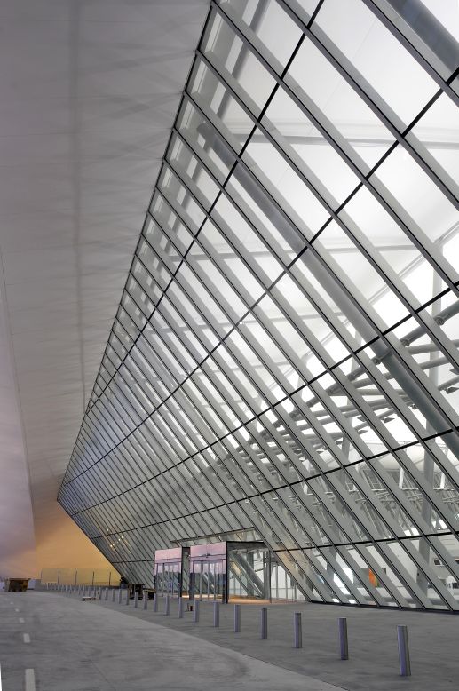 The building covers more than 45,000 square meters. Generous use of glass and the sweeping curves of the roof create feelings of airiness and space. 
