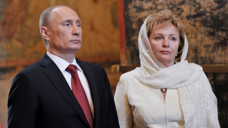 Putin y su esposa, Lyudmila, terminaron su matrimonio de casi 30 años, según informó la agencia estatal de noticias el 6 de junio. 