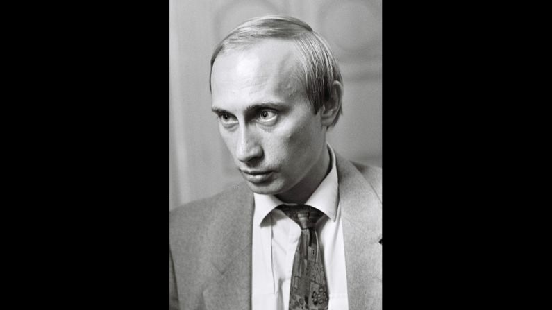Putin funge como el presidente del Comité de Relaciones Exteriores del Consejo de la Ciudad en San Petersburgo de 1991 a 1994. Antes de involucrarse en la política, trabajó en KGB, una agencia de espionaje de la era soviética, como oficial de inteligencia. 