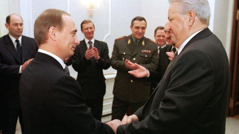 El presidente ruso Boris Yeltsin, a la derecha, estrecha la mano de Putin durante una ceremonia de despedida en el Kremlin en Moscú, el 31 de diciembre de 1999. Putin ascendió rápidamente en las filas políticas, y se convirtió en el segundo presidente electo de forma democrática de la Federación Rusa en 2000. 