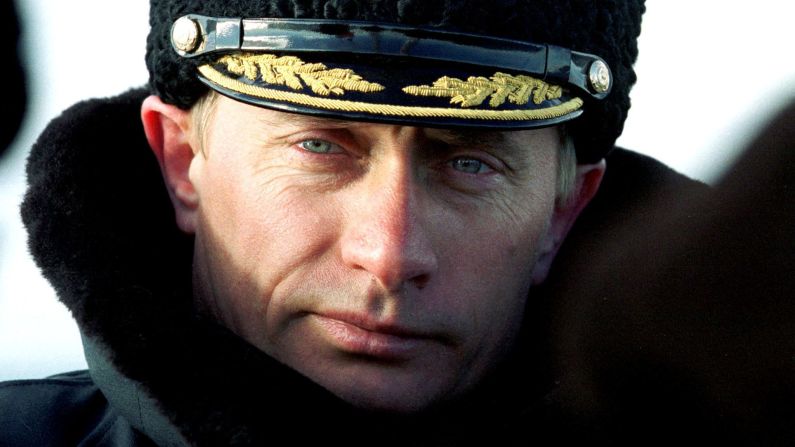 El presidente electo Putin observa los ejercicios tácticos de la Flota del Norte en el mar Barentsevo, el 6 de abril de 2000. Él ha estado al mando durante una década de crecimiento económico ruso alimentado por los recursos naturales de gas y petróleo. 