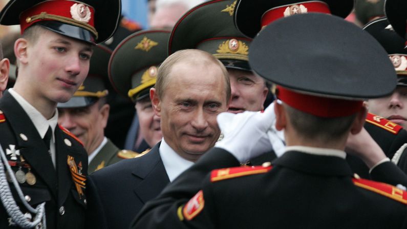 Un cadete ruso se toma una fotografía con Putin en la Plaza Roja de Moscú el 9 de mayo de 2007, durante una celebración anual del final de la Primera Guerra Mundial. Putin ha trabajado por modernizar al ejército de Rusia. 
