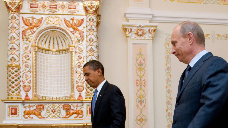 El presidente Barack Obama se reúne con el primer ministro Putin en su casa en Novo, Ogaryovo, cerca de Moscú, el 7 de julio de 2009. Putin dijo que Rusia estaba poniendo sus esperanzas en Obama para reavivar sus vínculos con Estados Unidos. 