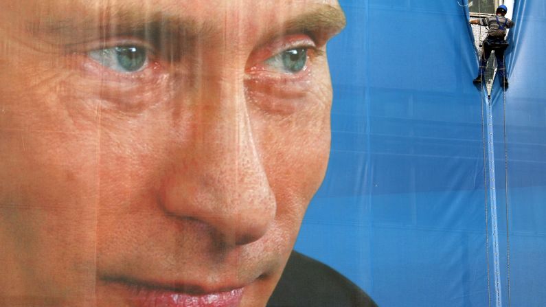 Un trabajador quita un enorme poster para las elecciones en el que aparecía la foto de Putin, el 13 de octubre de 2009, en Moscú. El partido de Putin afianzó su posición en la política rusa con una aplastante victoria en las elecciones locales, según funcionarios, mientras la oposición argumentó que había habido fraude. 