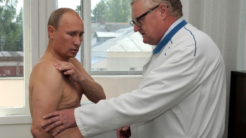 Putin asiste a una consulta médica durante su visita al Hospital Regional Smolensk el 25 de agosto de 2011. Putin dijo que se había lastimado el hombro durante la práctica de judo esa mañana. 