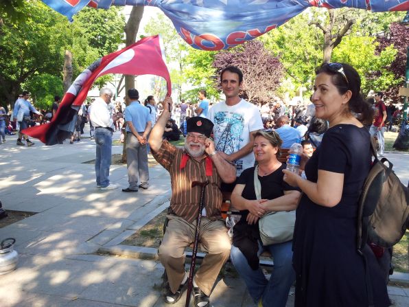 iReporter <a href="index.php?page=&url=http%3A%2F%2Fireport.cnn.com%2Fdocs%2FDOC-983160">Guldal Sonmezler</a> captured a convivial scene on Monday amongst protesters in Istanbul. 