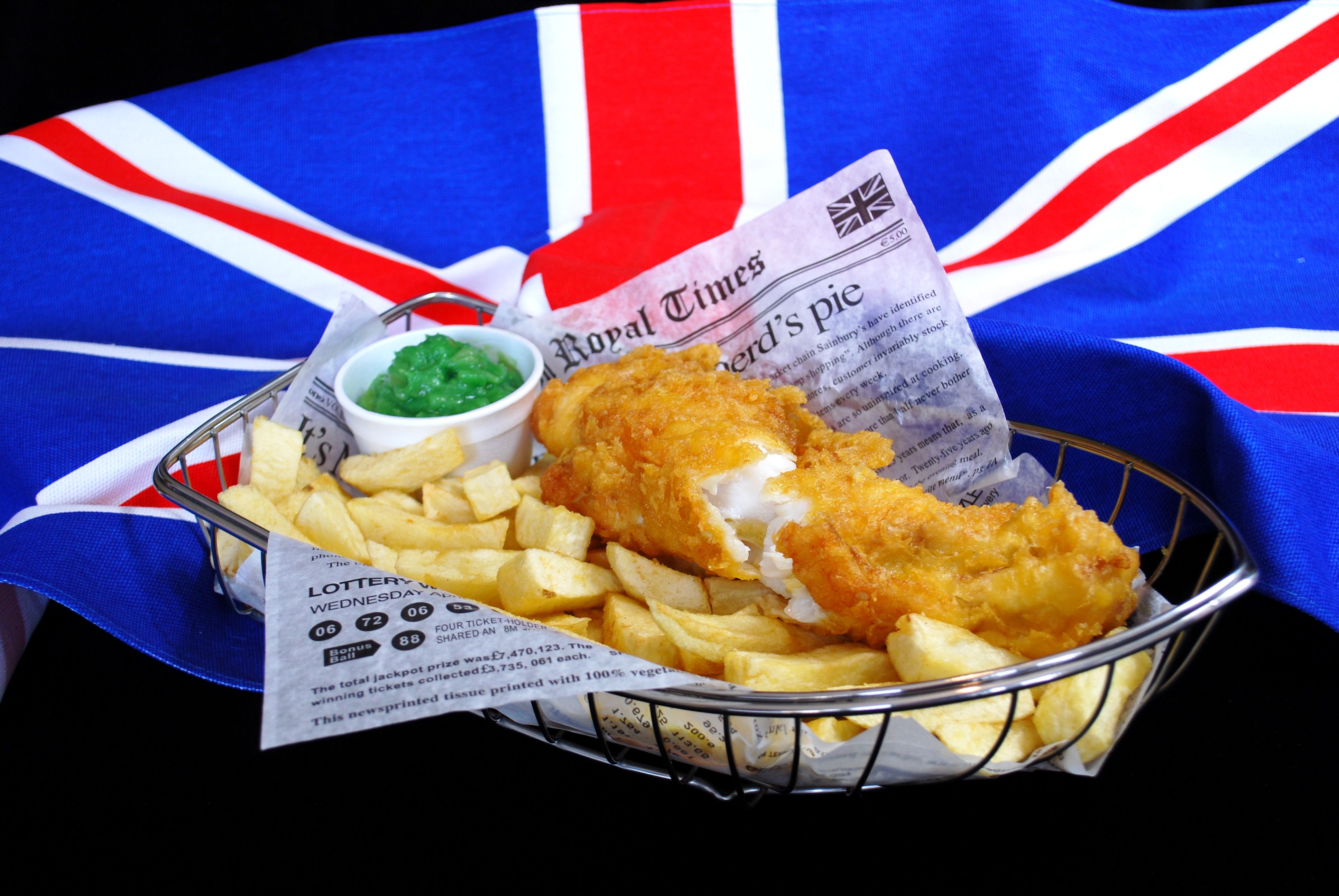 Рыба в британии. Fish and Chips. Великобритания Fish Chips. Национальное блюдо Великобритании Фиш энд чипс. Fish and Chips в Англии кафе.