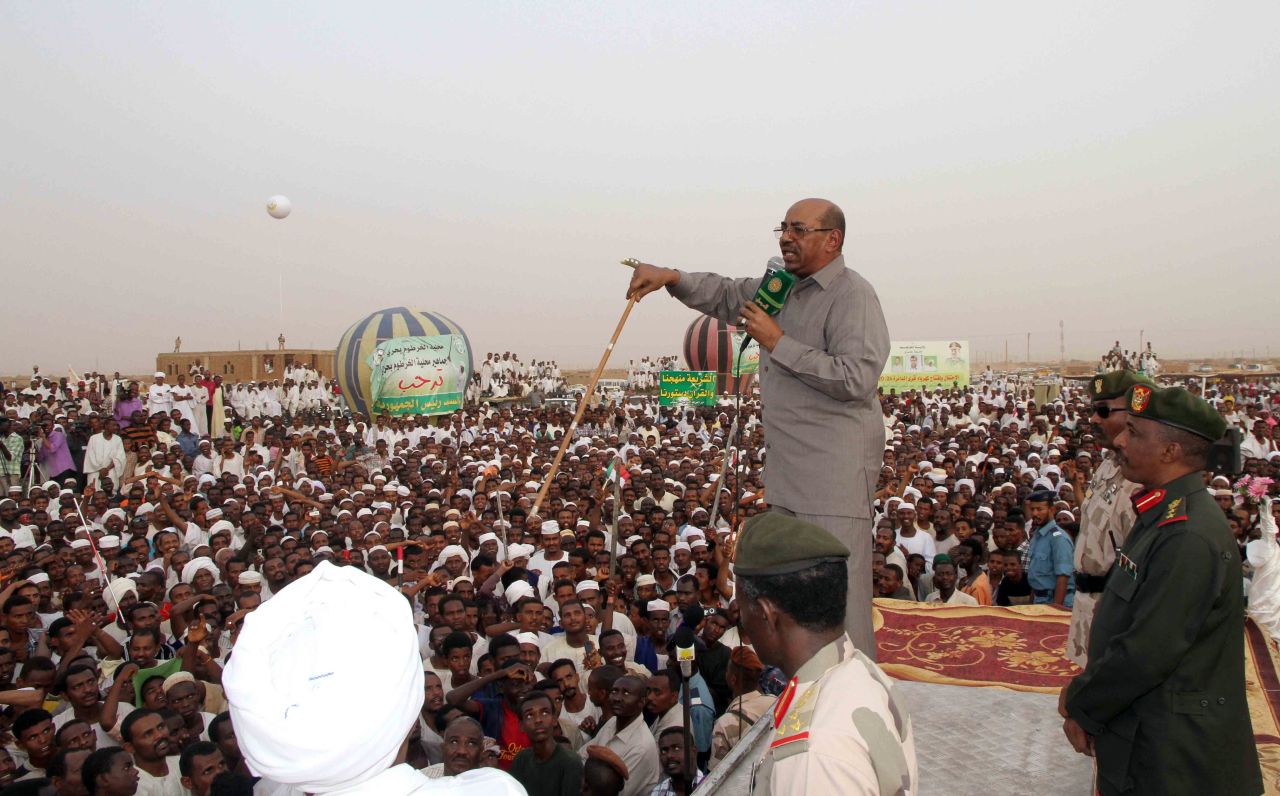 Sudanese President Omar al-Bashir speaks to a crowd of people in north Khartoum, on June 8, 2013. Bashir ordered a halt to the flow of oil from South Sudan, less than two months after southern crude began moving again.