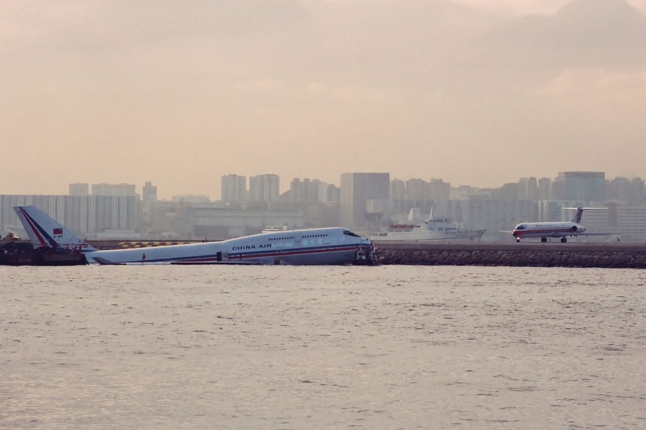 <strong>"Oops ...": </strong>On November 4, 1993, a China Airlines pilot overran the runway while landing in the rain, putting a five-month-old 747-400 into the sea. Fortunately, all 396 passengers survived.