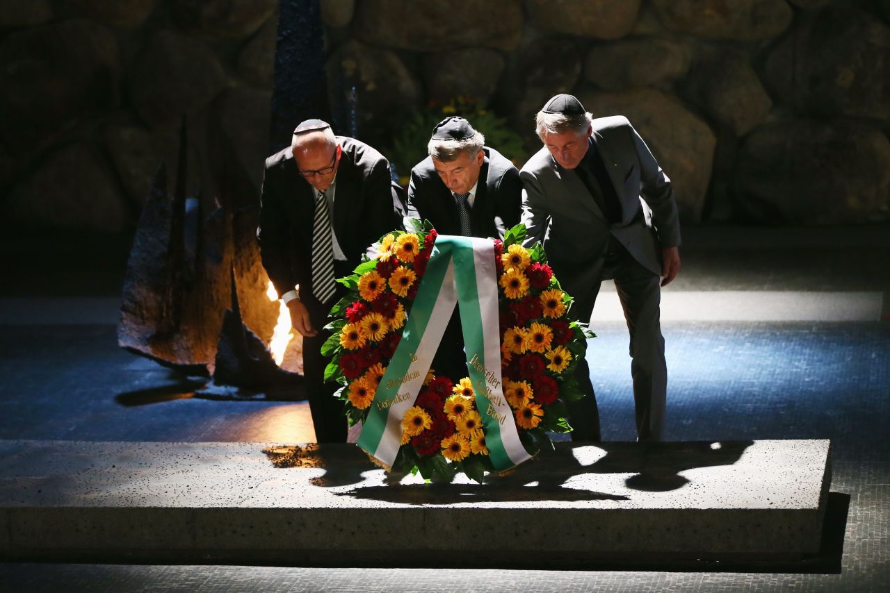 DFB president Wolfgang Niersbach (center), vice-president Rolf Hocke (right) and the German ambassador in Israel, Andreas Michaelis, lay a wreath during last week's visit of the German delegation at Yad Vashem.