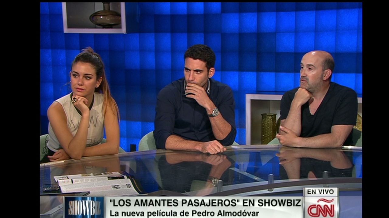 cnnee showbiz los amantes pasajeros_00091817.jpg