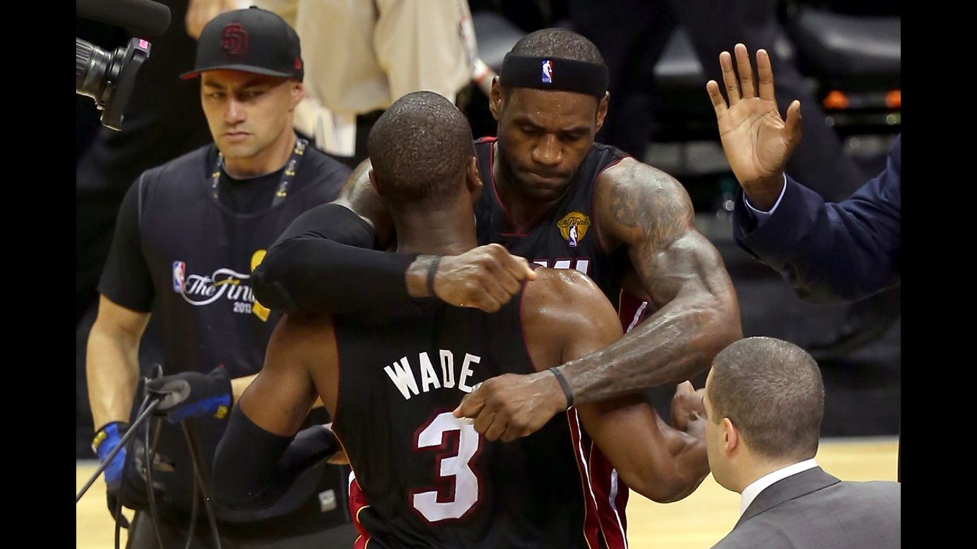 Los jugadores de Miami LeBron James y Dwayne Wade se abrazan tras derrotar a San Antonio Spurs 109-93 en el cuarto juego de las finales de la NBA.