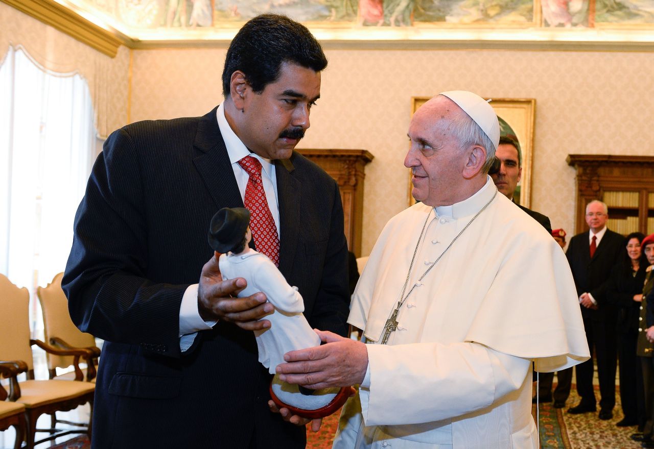 "Nosotros sabemos que nuestro comandante ascendió hasta esas alturas, está frente a frente a Cristo. Alguna cosa influyó para que se convoque a un Papa sudamericano, alguna mano nueva llegó y Cristo le dijo: llegó la hora de América del Sur. Así nos parece", dijo Maduro el 13 de marzo de 2013.