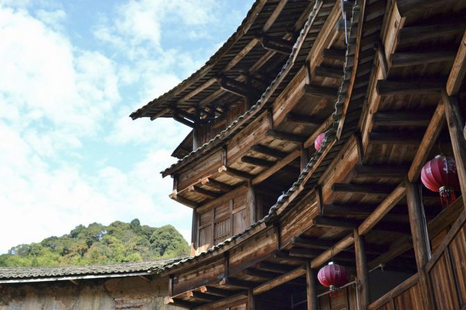 Many of the earliest tulous were built by people from the ethnic group Hakka, who settled in Fujian having come from the north.<br />
