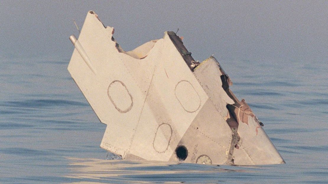 Una sección del ala del vuelo 800 de TWA, vista aquí un par de días después del accidente, flota en el océano Atlántico frente a Long Island, Nueva York