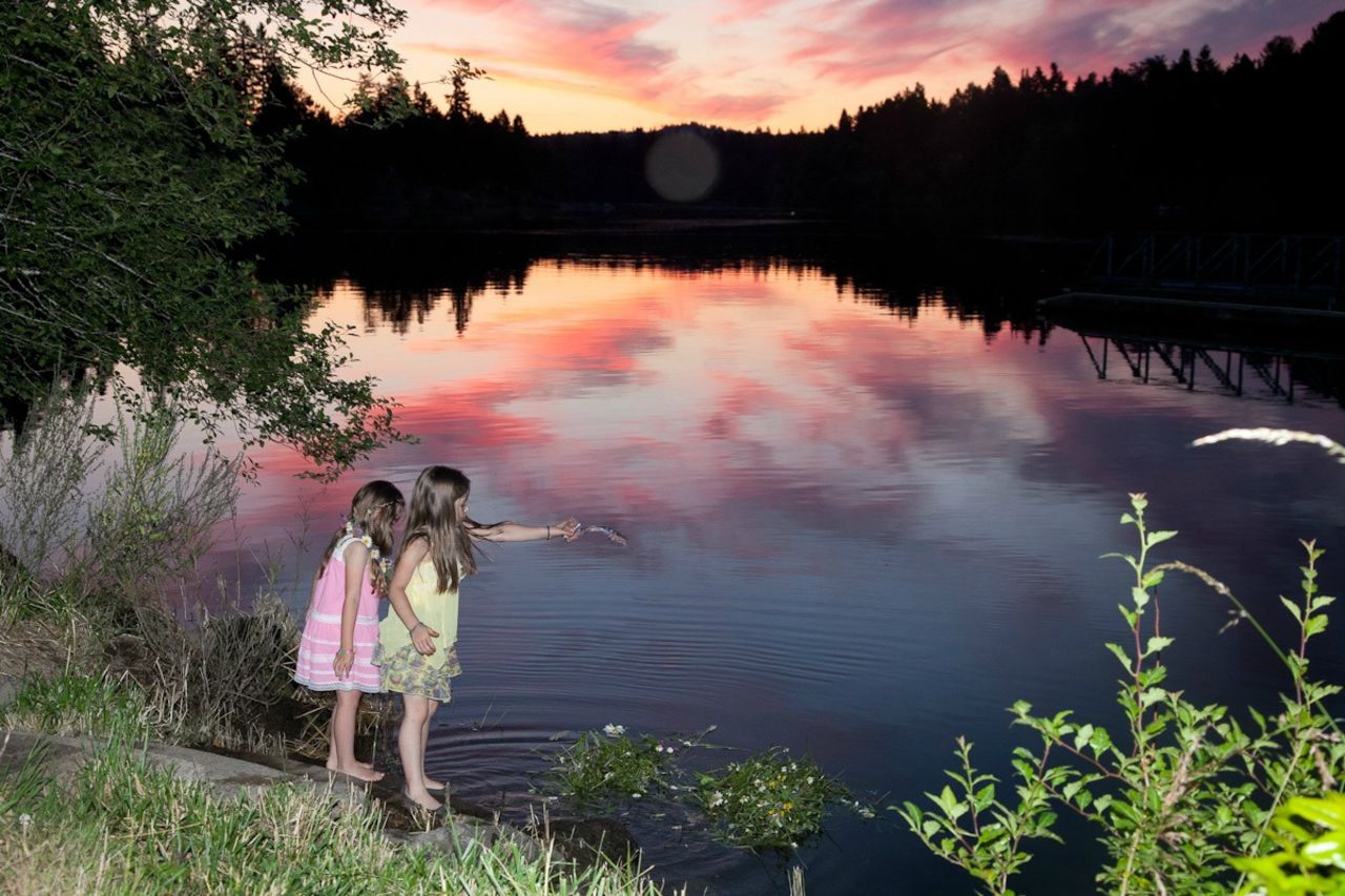 For those living far from home, midsummer traditions can be a way to reconnect with one's roots. Darius Kuzmickas shared this photo from a midsummer celebration by the Lithuanian community in Portland, Oregon . "We sing and dance until sunset."