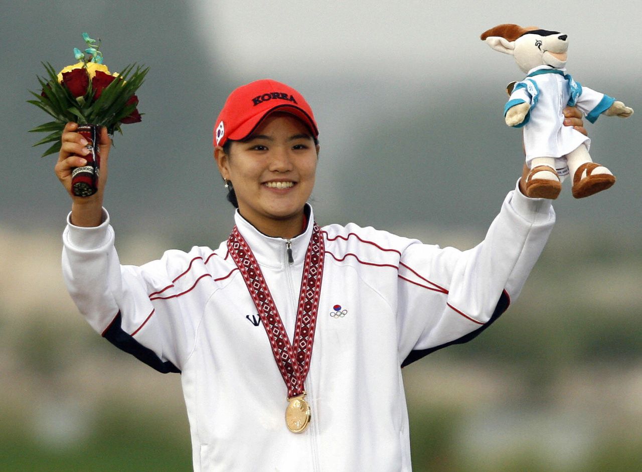 She was a top performer at amateur level, winning gold medals in the individual and team events at the 2006 Asian Games in Qatar. 