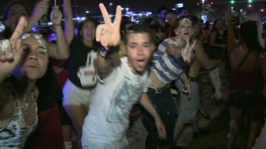 vo miami heat fans celebrate_00001506.jpg