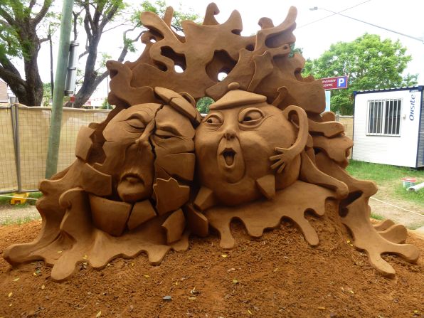 Jino Van Bruisessen's sand sculpture -- titled "Two Pots" -- won 1st place at the <a href="http://www.sandstormevents.net/major-events-2/international-sand-sculpting-championship/" target="_blank" target="_blank">Hawkesbury International Sand Sculpting Championships</a>, in Howe Park, Windsor, NSW, Australia this past January. 