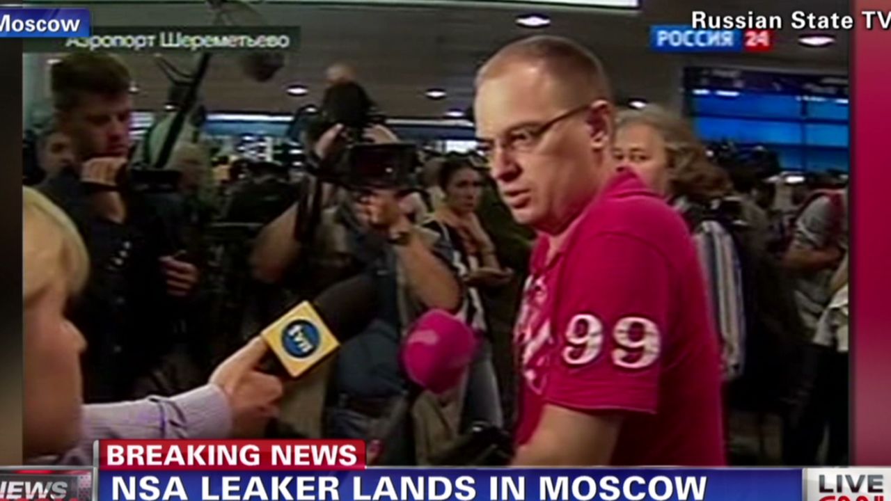 sots airport passengers react_00002001.jpg
