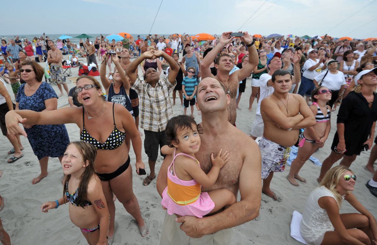 Wallenda wows beachgoers in Atlantic City in August 2012.
