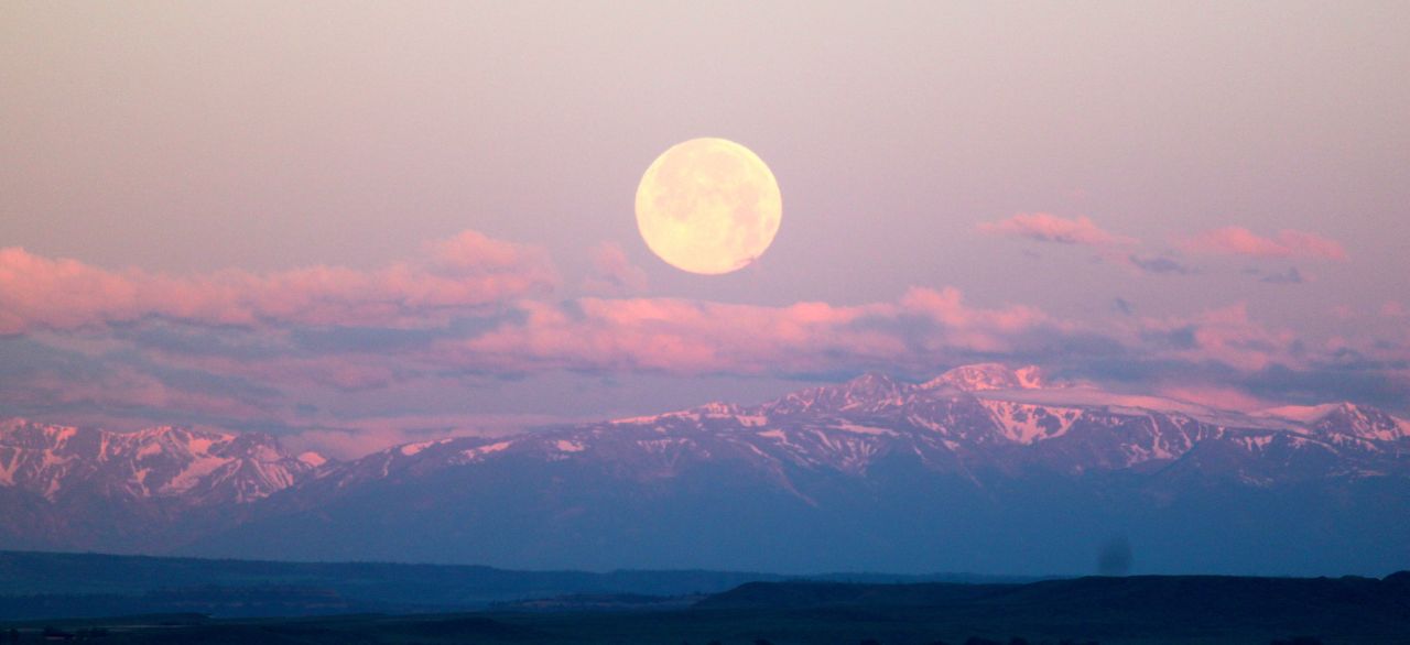 <a href="http://ireport.cnn.com/docs/DOC-993766">Jon Pierce </a>woke early to catch the supermoon. At 5 a.m., he stood outside his home with a camera in hand to photograph it above the Rocky Mountains in Billings, Montana. "The fact that the moon was setting and the sun was rising all over the Rockies is what fascinated me the most," he said. 