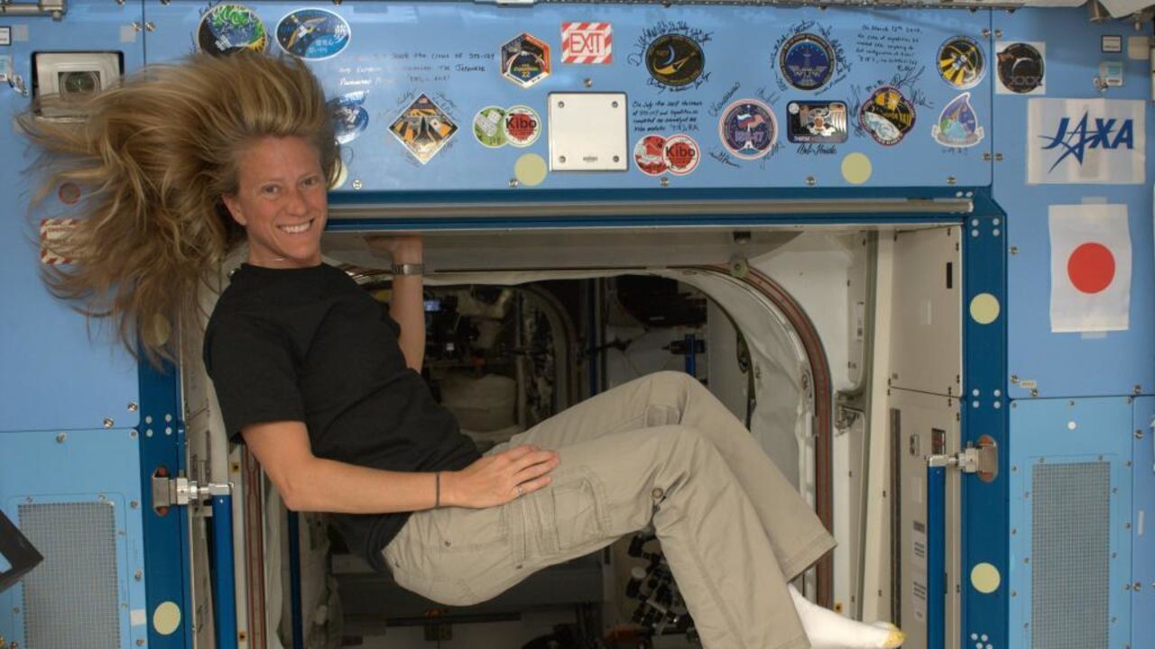 Karen Nyberg (@AstroKarenN) is an avid Twitter user sharing rare photos of life on the International Space Station with her followers. 