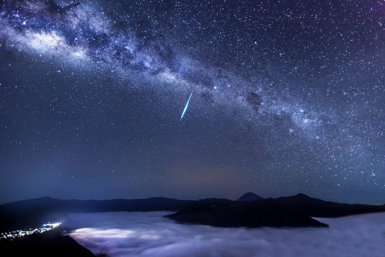 Justin Ng utilizó una larga exposición en su cámara para capturar el meteoro 'Eta Aquarid' sobre el Monte Bromo, uno de los volcanes activos en Java, Indonesia.