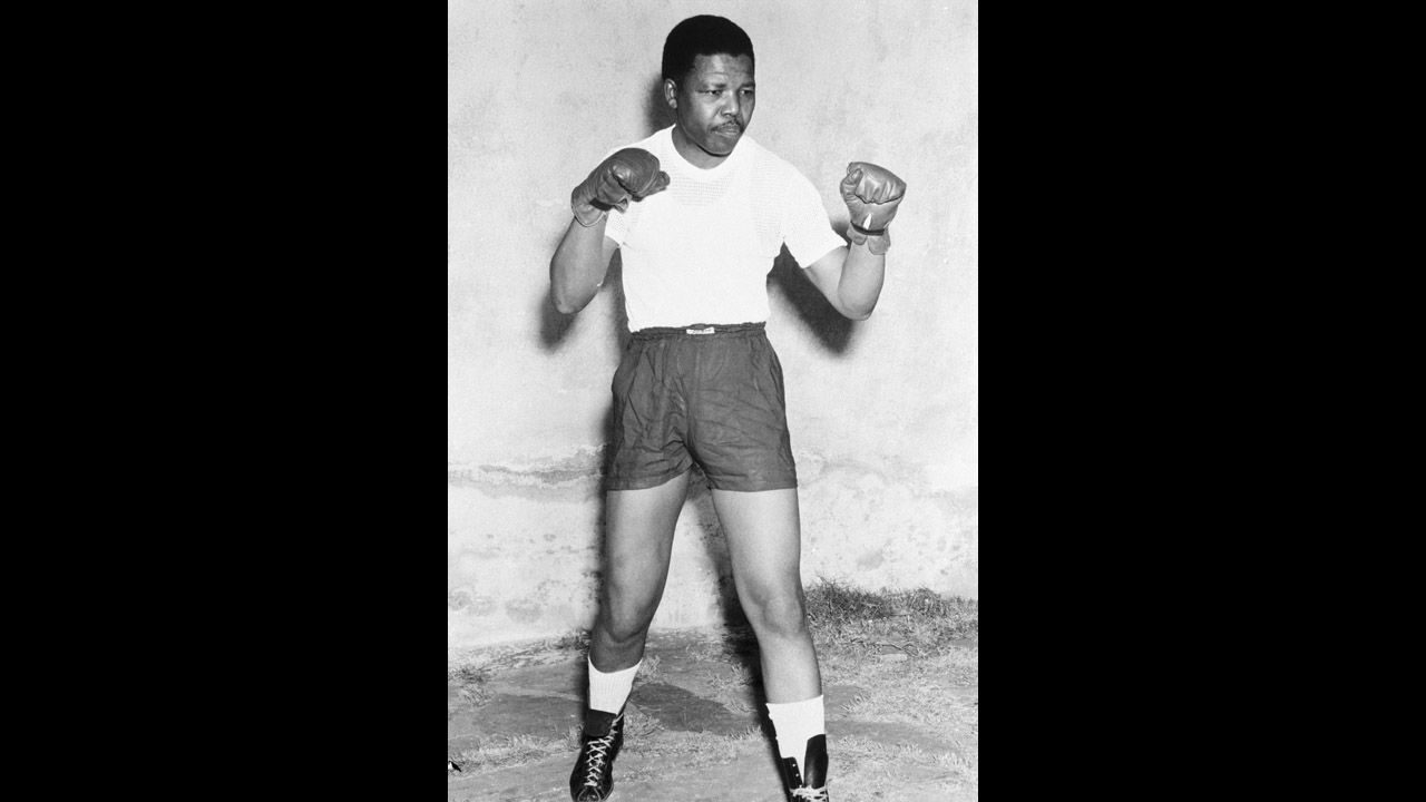 Mandela posa en guantes de boxeo en 1952.