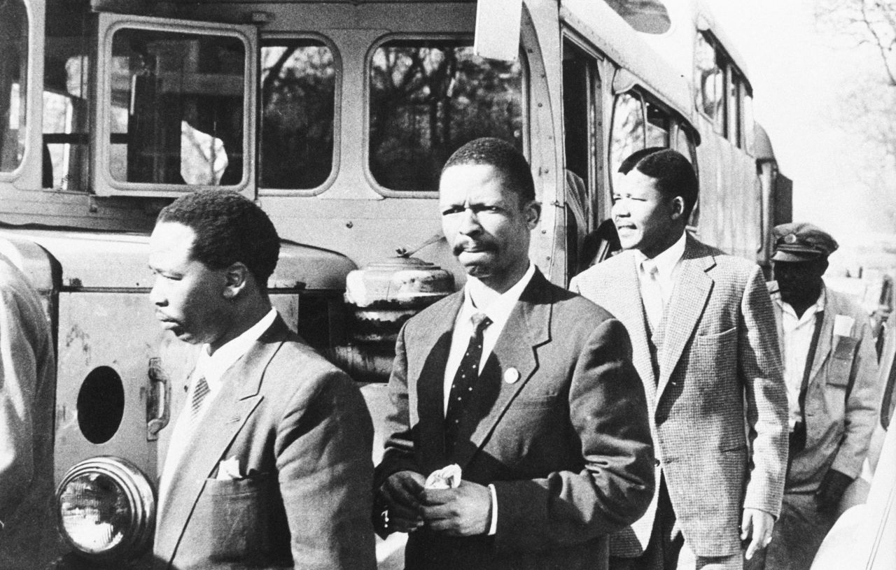 De izquierda a derecha: Patrick Molaoa, Robert Resha y Mandela yendo al tribunal para su juicio por traición en Johannesburgo.