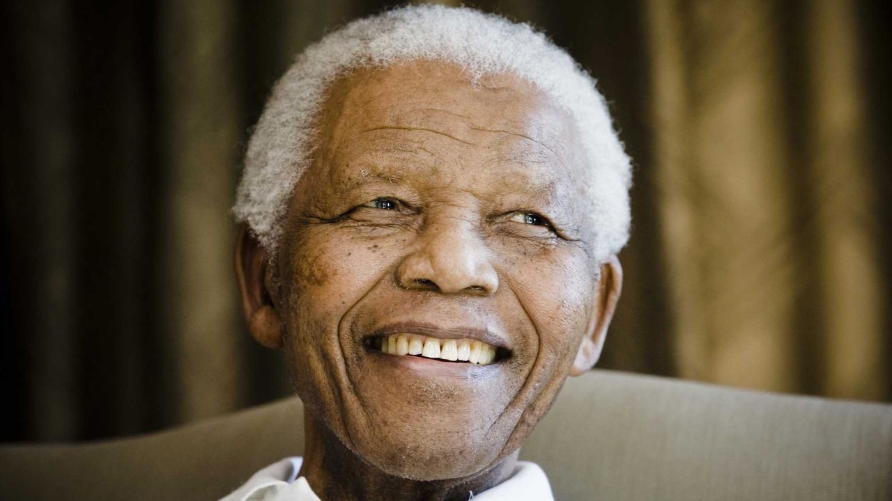 Nelson Mandela sufrió 27 años de prisión antes de convertirse en el primer presidente de Sudáfrica desde 1994 hasta 1999. Sigue siendo un emblema de la lucha contra el apartheid, sistema de segregación racial del país. Murió a los 95 años.