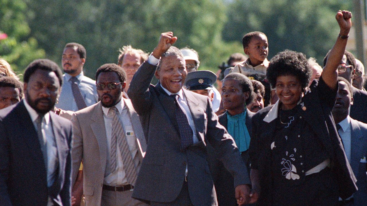 Nelson y Winnie Mandela levantan sus puños para saludar a una multitud que lo vitoreaba a su salida 1990 de la prisión de Victor Verster. Todavía estaba tan erguido y orgulloso, él diría, como el día en que entró en la cárcel 27 años antes.