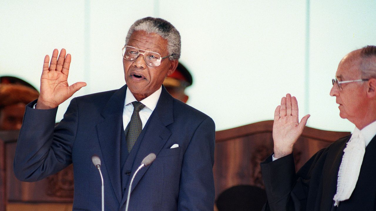 Mandela fue elegido presidente en la primera elección libre en la historia de Sudáfrica el 29 de abril de 1994. En la foto, toma el juramento en su toma de posesión en mayo, convirtiéndose en el primer presidente negro de la nación.