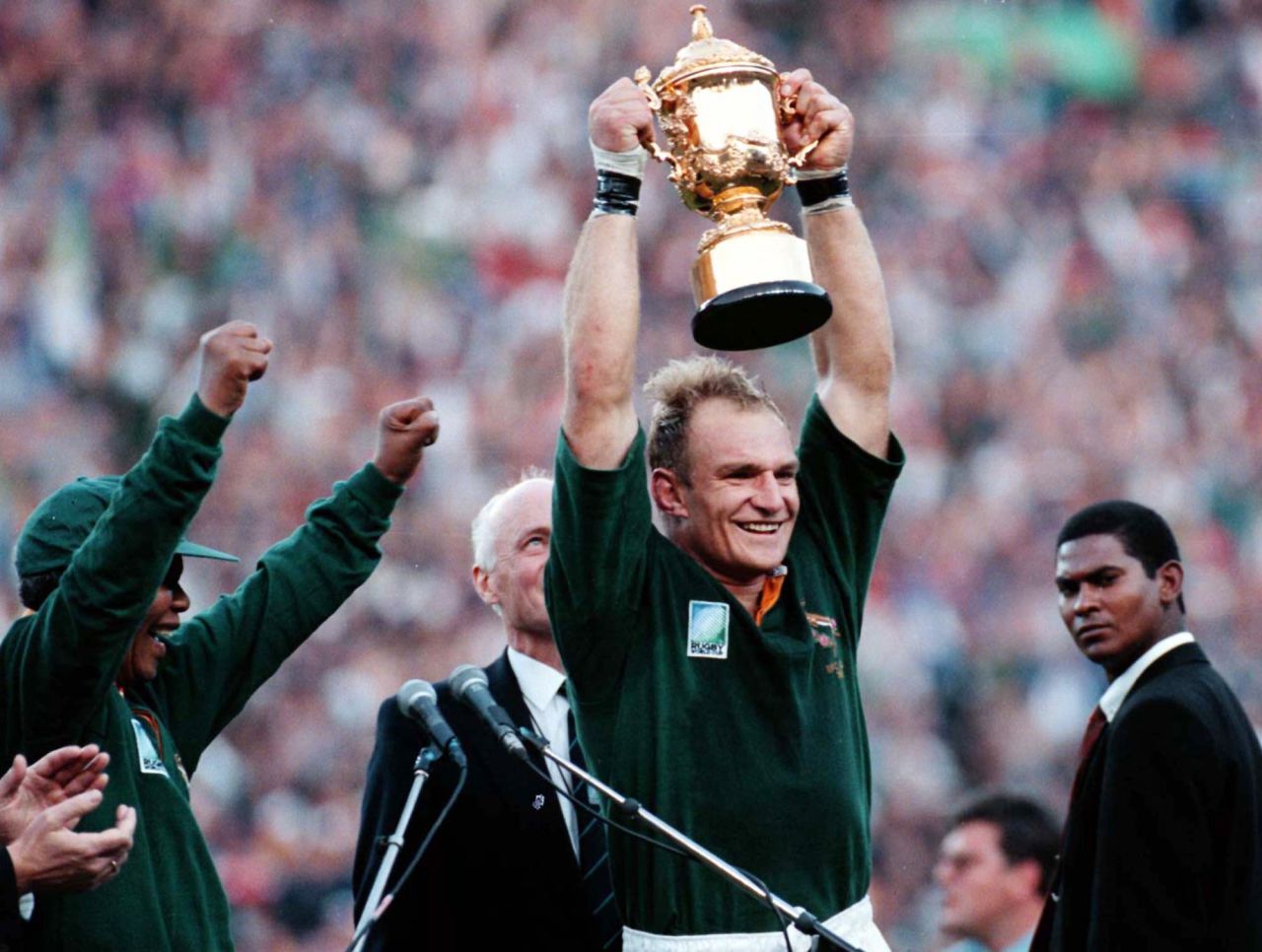 Mandela, a la izquierda, felicita al capitán de rugby Francois Pienaar que sostiene el trofeo Webb Ellis después de ganar el Campeonato Mundial de Rugby en Johannesburgo el 24 de junio de 1995.