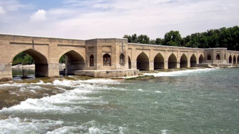 The 21-arch Chubi Bridge (1665) is another of the four historic bridges of Isfahan. The two pavilions were used by the king's court for private parties. <a href=