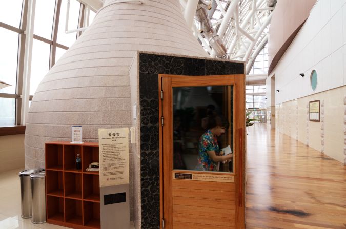 The description for the Hwangto-bang (Yellow Earth Room) reads: "It's been said that yellow earth is a good remedy to women's disease and has a good effect in purification and mental stability. As it emits far-infrared rays, customers who want to take rest are recommended to use this room."