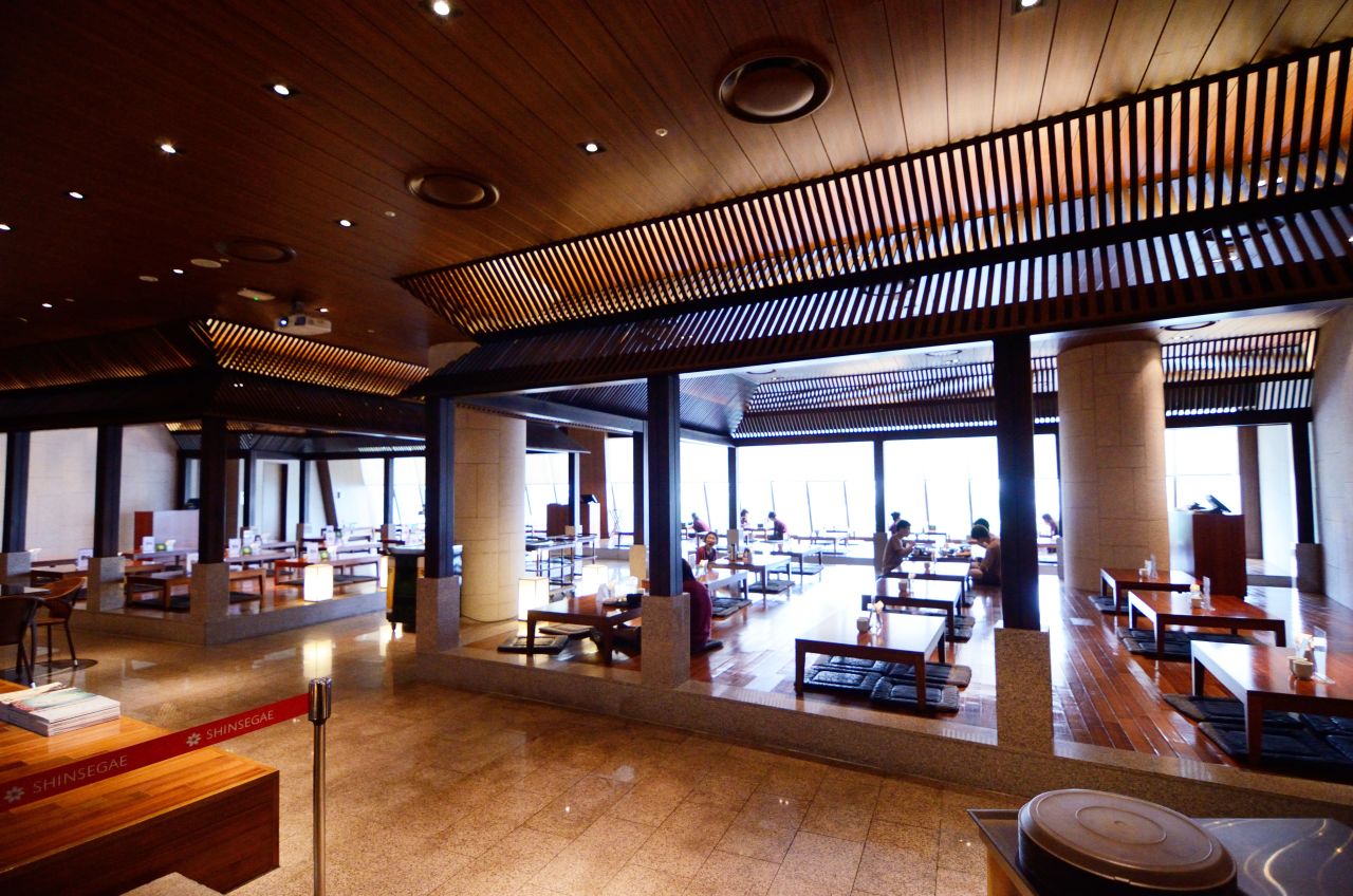 The spa's cafe and restaurant are run by the Westin Chosun hotel. Alcohol intake is limited to reduce the possibility of accidents in the sauna.  