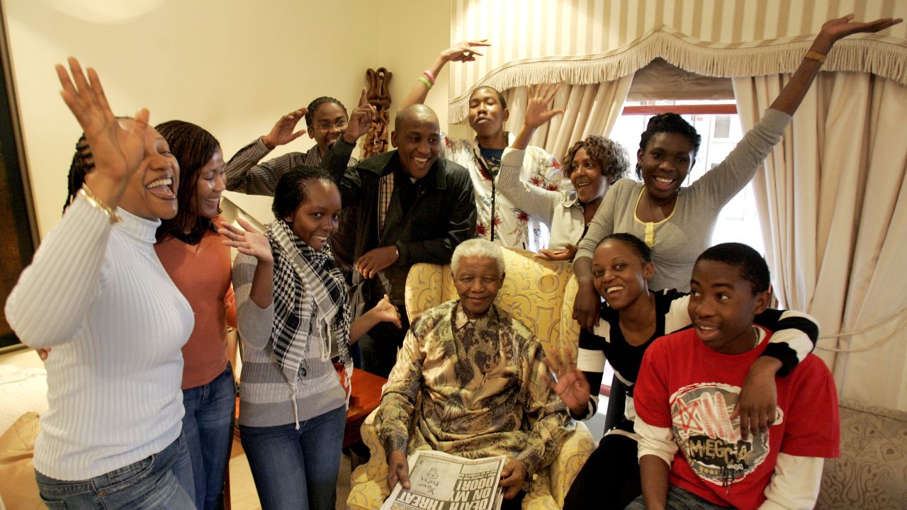 Mandela celebra sus noventa años rodeado de su familia en su casa en Quino, Sudáfrica, en 2008. 