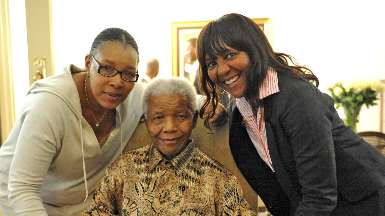 Mandela emite su voto para las elecciones de 2011 en Sudáfrica con su hija, la princesa Zenani Dlamini, a la izquierda, y su nieta Ndileka Mandela. 