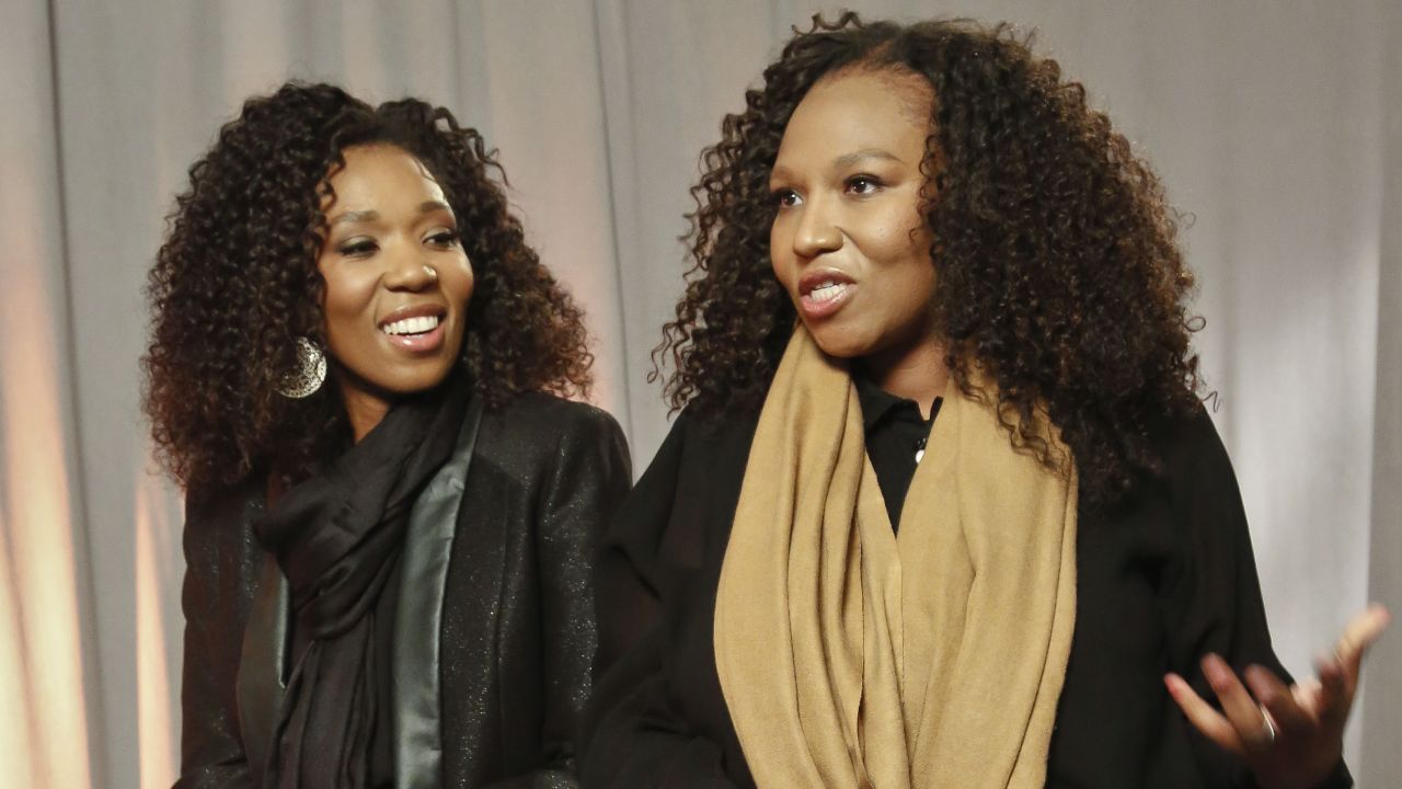 Las hijas de la princesa Zenani Dlamini, Swati Dlamini, a la izquierda, y Zaziwe Dlamini-Manaway, hablan sobre su "reality show", "Being Mandela" en Nueva York, en febrero.