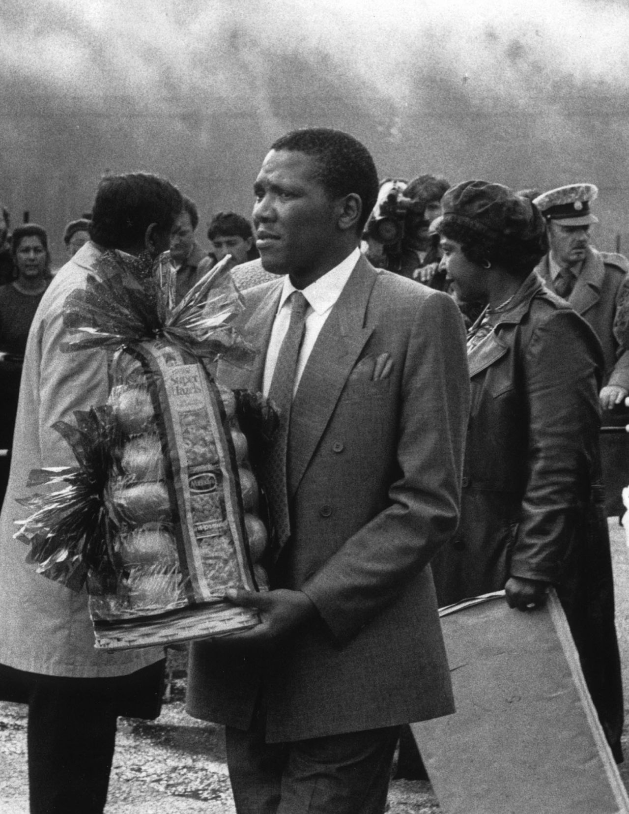Makgatho Mandella lleva una canasta de frutas antes de realizar un viaje en transbordador en 1989 hacia la prisión de Robben Island, donde su padre pasó gran parte de su encarcelación de 27 años.